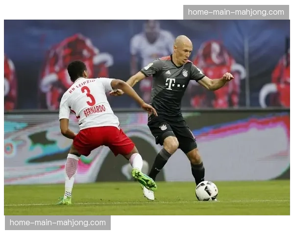 关键瞬间：莱比锡门将布拉斯维奇扑出对手点球，振臂怒吼